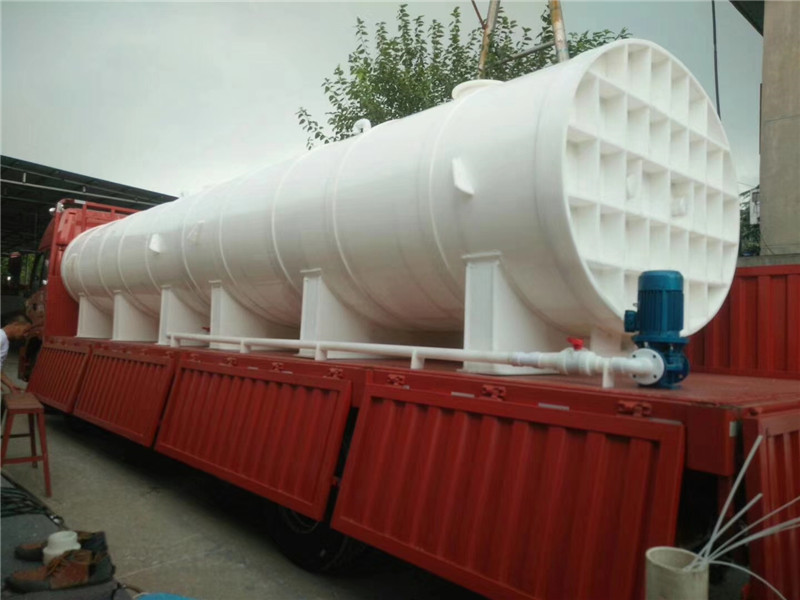 全（quán）塑臥式儲罐裝車中